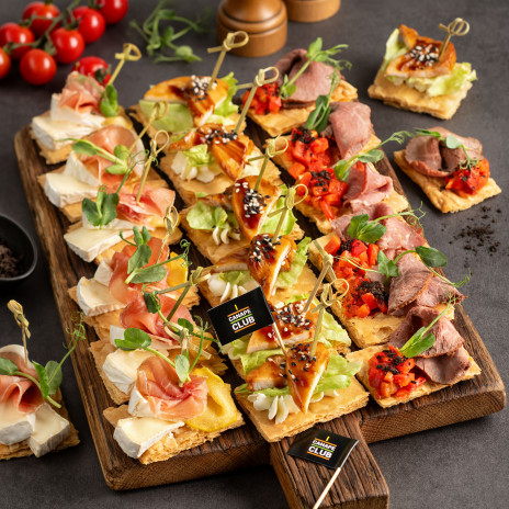 Ассорти брускетт на круассане